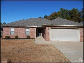 Building Photo - 521 Wisteria Dr