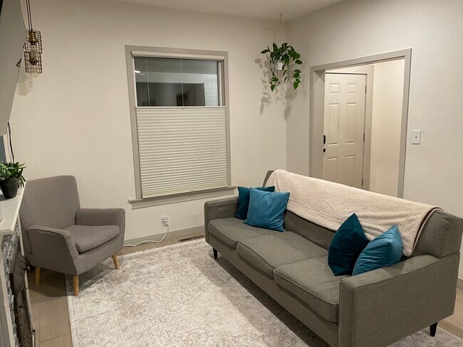 Living Room - 3136 N Elizabeth St