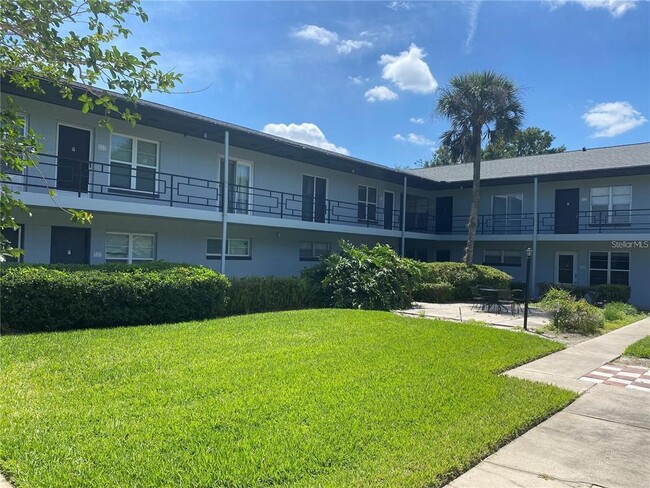 Building Photo - 825 N Primrose Dr