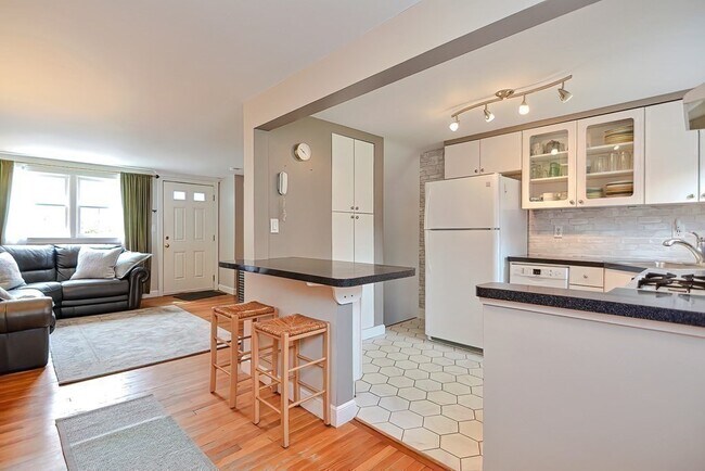 Building Photo - 8 Regency Dr