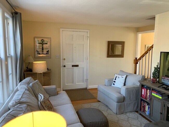 Foto del edificio - Beautiful 2 Bedroom 1 Bathroom End Unit, B...