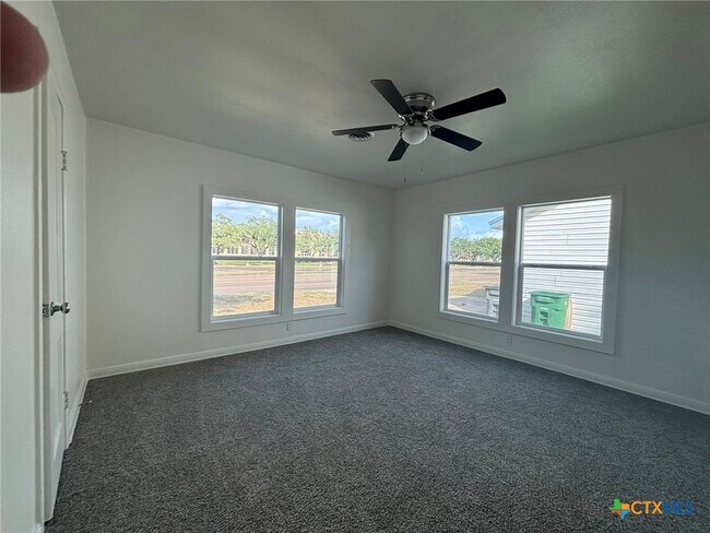 Foto del edificio - 2111 E Red River St