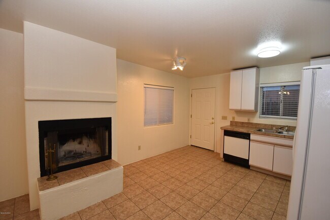 Foto del edificio - 2721 N Dodge Blvd