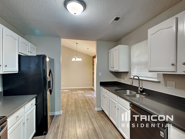 Building Photo - 700 Continental Dr