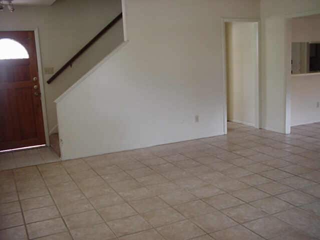 Building Photo - 10823 Sugar Hill Dr