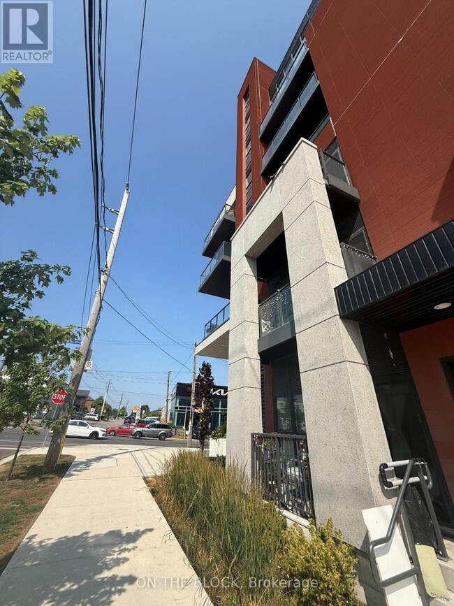 Building Photo - 2433-2433 Dufferin St
