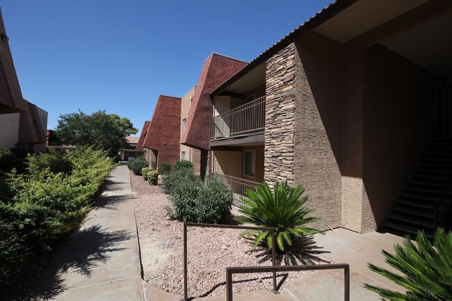 Building Photo - UPGRADED BELLA VITA 1 BEDROOM CONDO