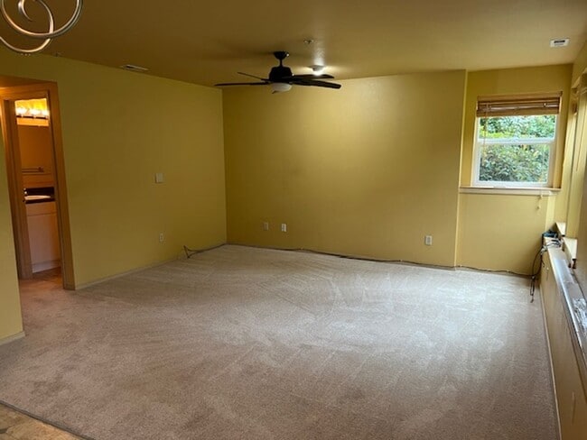 Building Photo - Beautiful 2 Bed 1 Bath MIL Unit near Cedar...