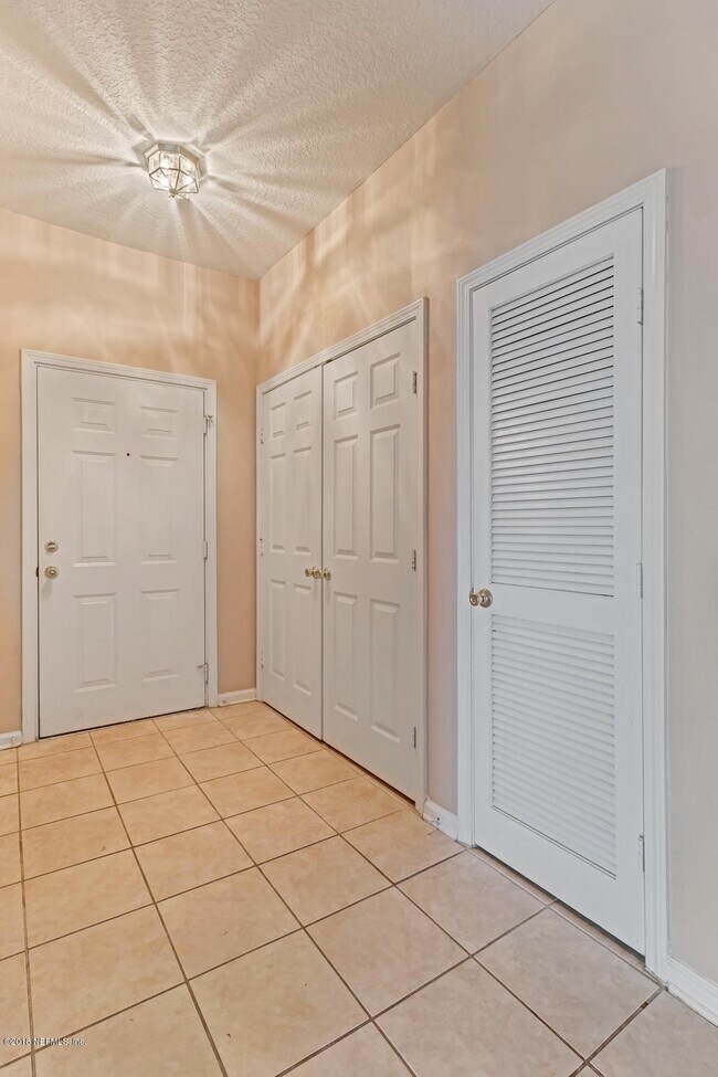 Foto del edificio - 7990 Baymeadows Cir E