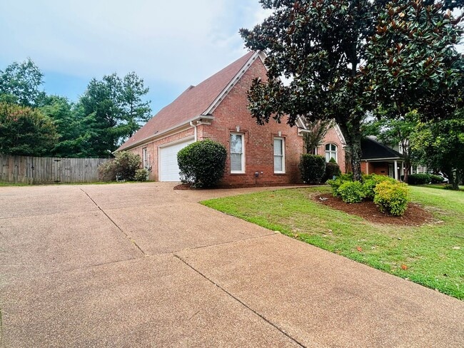 Building Photo - 4 BEDROOM/2 BATH HOME + Bonus Room in Rive...