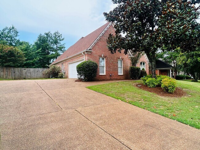 Foto del edificio - 4 BEDROOM/2 BATH HOME + Bonus Room in Rive...