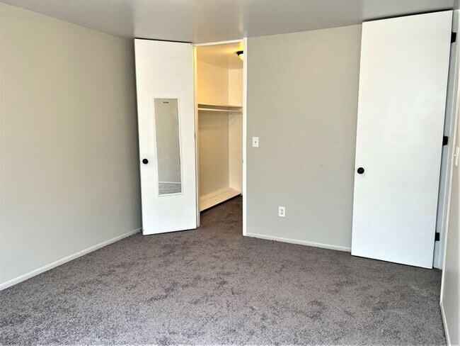 Foto del edificio - Bright and spacious apartment! Heat and Water included. Section 8 Accepted