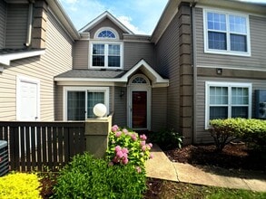 Building Photo - 805 Queens Way