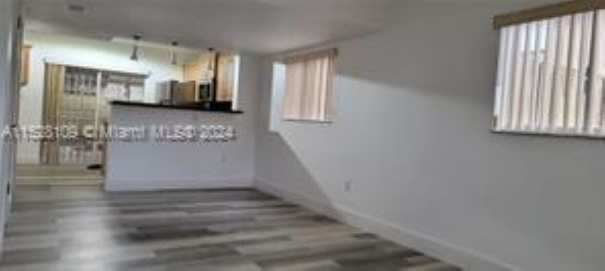 Foto del edificio - 560 NW 82nd Pl