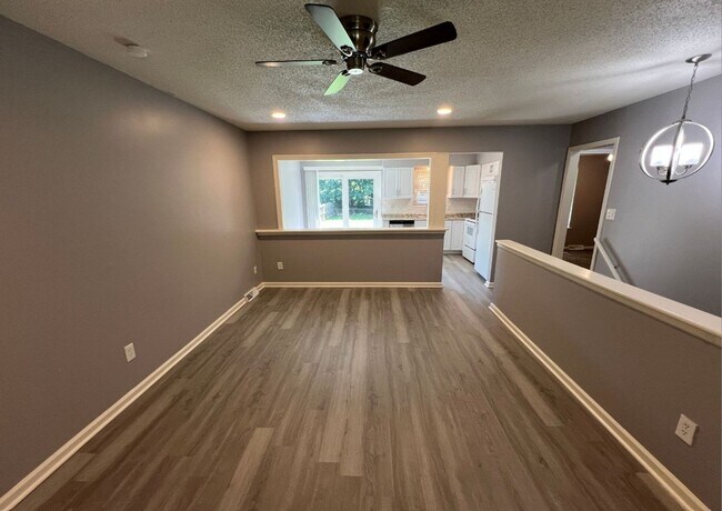 Foto del edificio - Sweet 3 bedroom, 1.5 bathroom duplex in In...