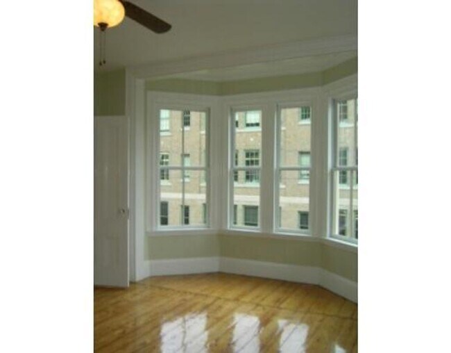 Foto del edificio - Monthly Promo: Get $1,000 upon closing!!  XL Frat House with Massive Backyard. 4 Parking Included