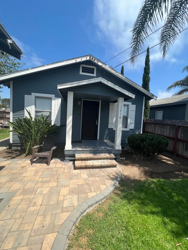 Primary Photo - Walk to Beach, W/D, Shared Yard, Parking, ...
