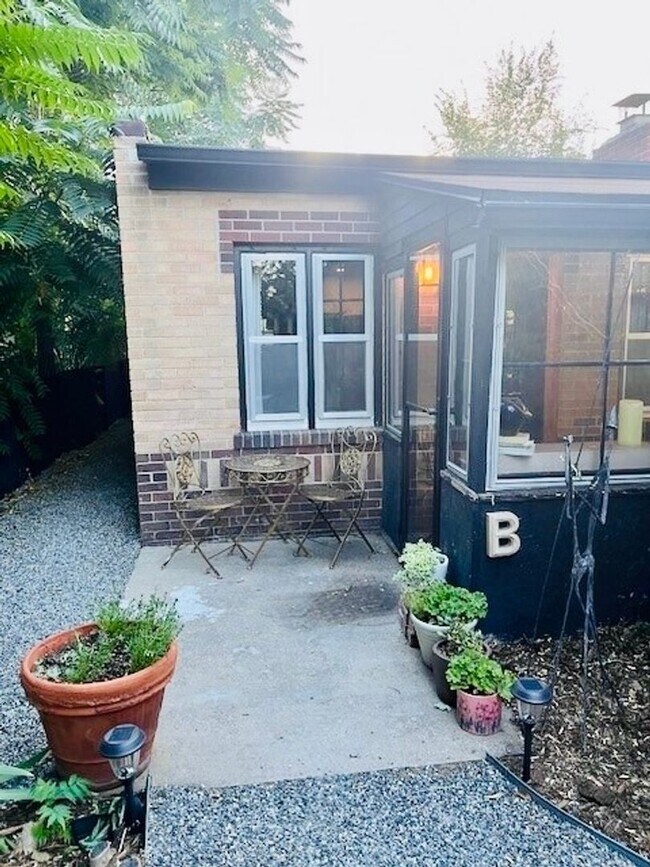 Building Photo - Charming 1BR Renovated Carriage House in D...