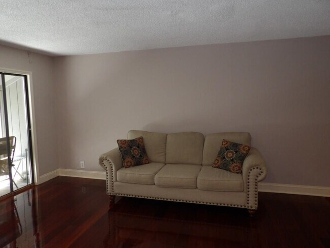 Foto del edificio - 10301 N Kings Hwy