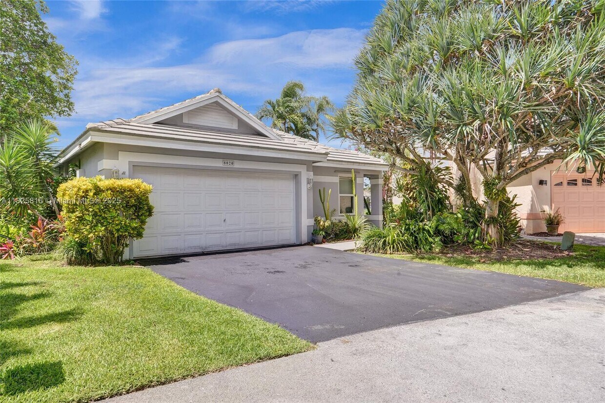 Foto principal - 8820 Woodside Ct