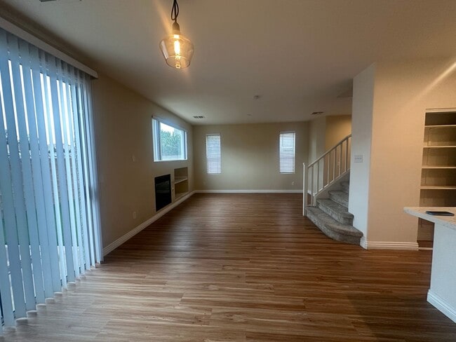 Building Photo - Great Townhome in Henderson Gated Community