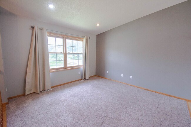 Foto del edificio - Pet friendly Country Club Manor home with fenced yard!