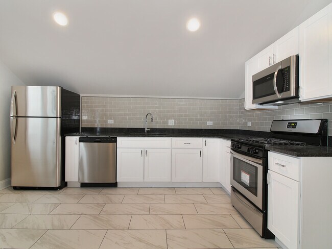 Building Photo - 812 N Sleight St