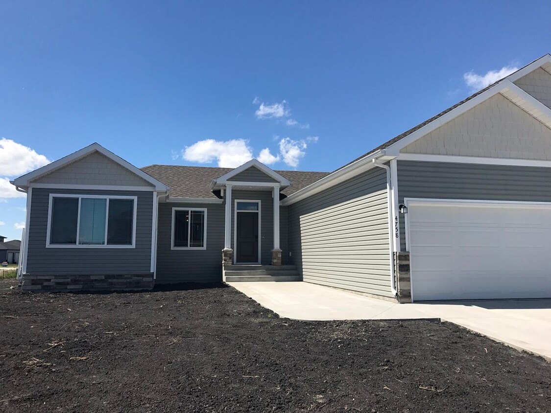 Primary Photo - 5 bed 3 bath