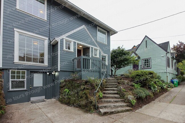 Foto del edificio - 2364 NW Northrup St - Upper Unit