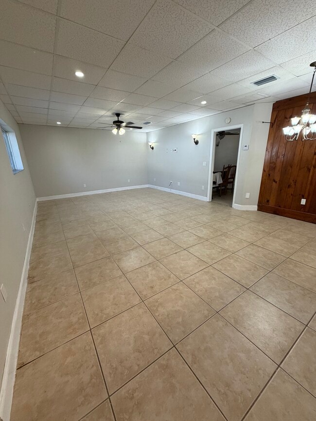 Building Photo - 2020 Laurel Ln