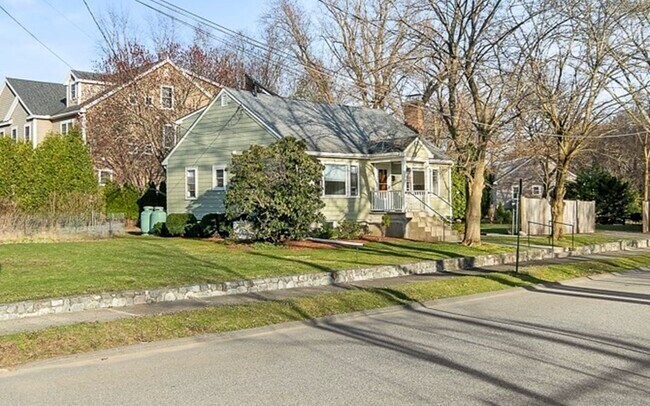 Building Photo - 149 Horn Pond Brook Rd