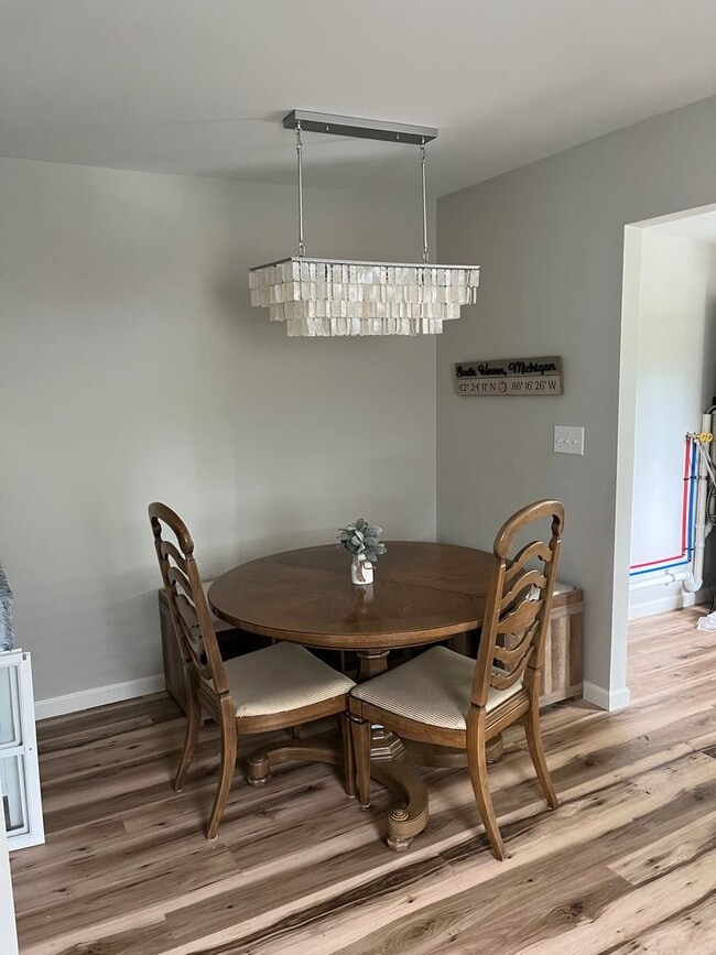 Foto del edificio - CharmingTwo Bedroom One Bath With Finished Bonus Attic Space