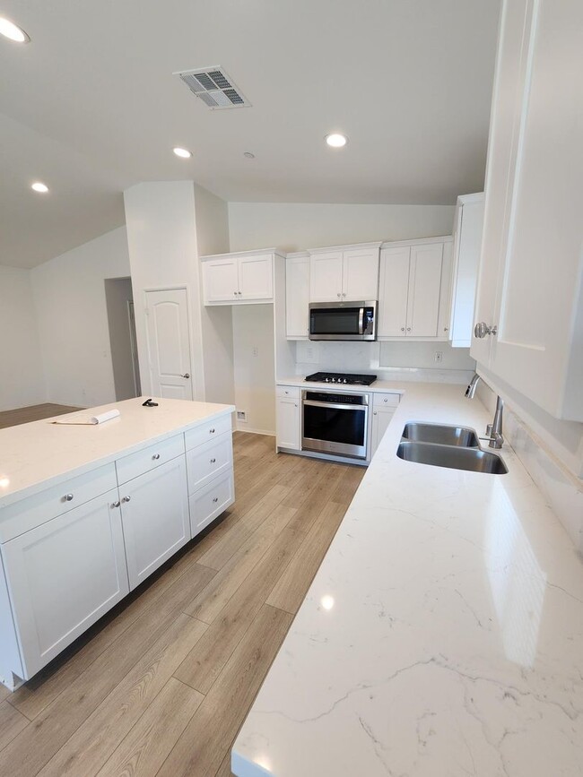 Building Photo - Newer 4 Bed / 3 bath Home MOVE-IN NOW SPECIAL!