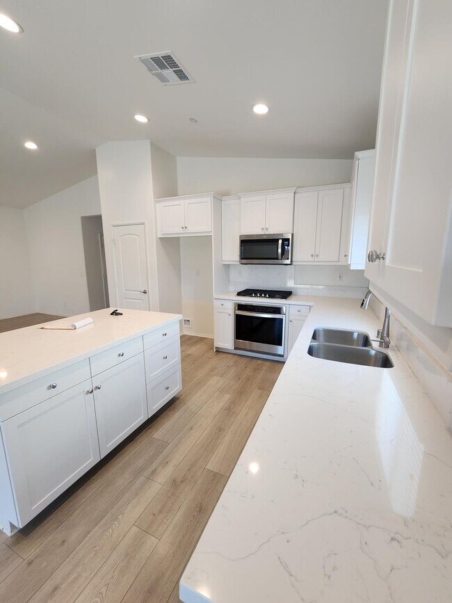 Foto del edificio - Newer 4 Bed / 3 bath Home MOVE-IN NOW SPECIAL!