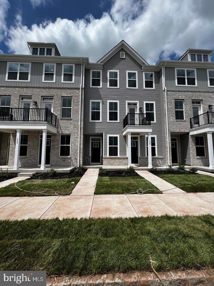 Building Photo - 327 Foundry St