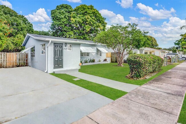 Building Photo - 2537 NW 9th Ct