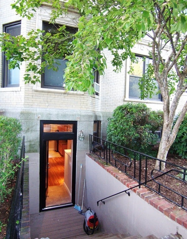 Building Photo - 61 Park Dr