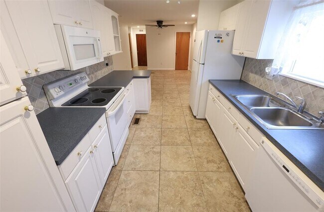 Foto del edificio - 248 Philadelphia Blvd