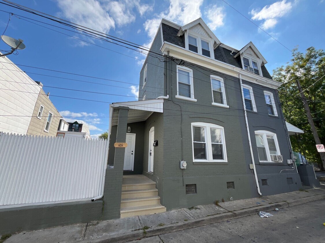 Primary Photo - Fully Renovated and Modern 3-Bedroom, 1-Ba...