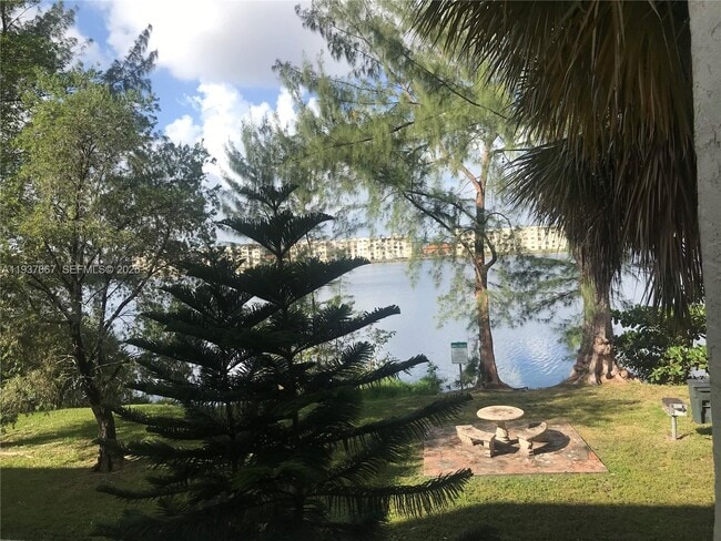 Foto del edificio - 10000 NW 80th Ct