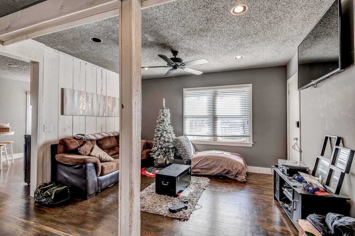 Living Room - 317 S Duncan St
