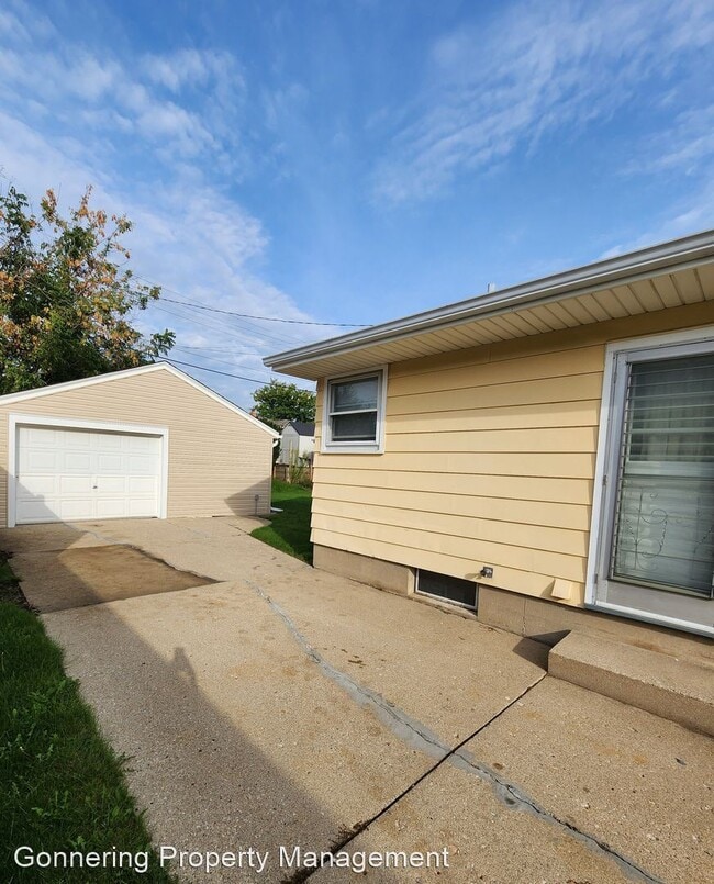Building Photo - 3 br, 1 bath House - 5914 42nd Ave.