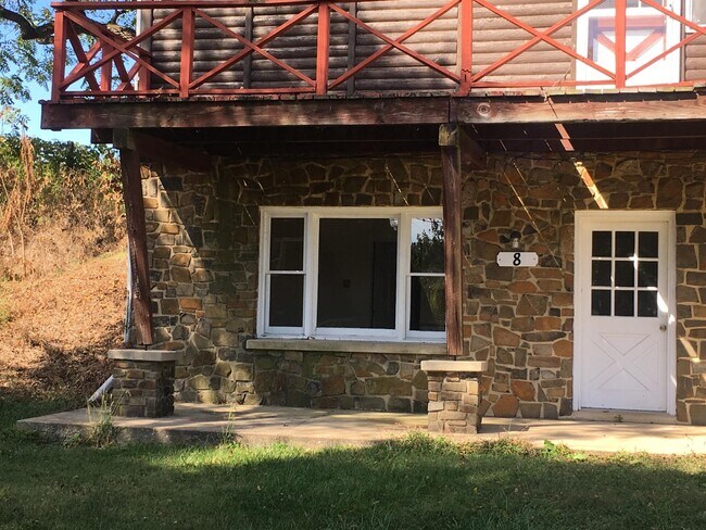 Building Photo - 8 Deer Lk