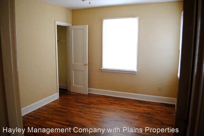 Building Photo - 2 br, 1 bath House - 504 N. RailRoad