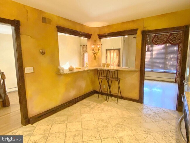 Building Photo - 32 Centura