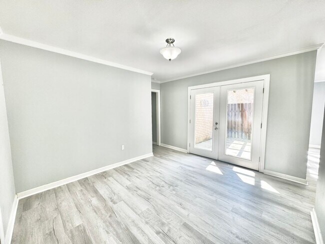 Foto del edificio - 15826 New Market Dr
