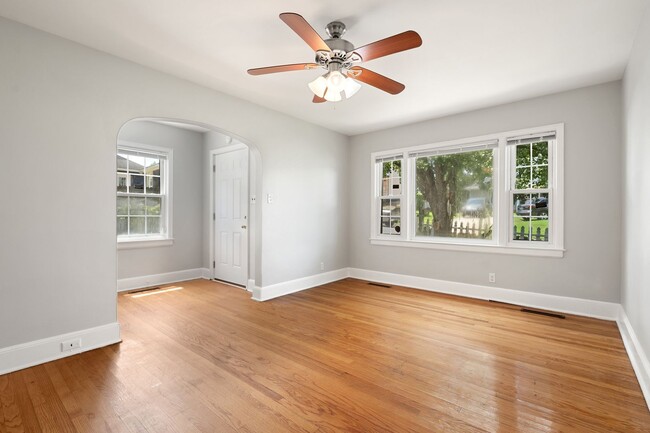 Building Photo - Well maintained 3 Bed, 2 Bath Home with Hu...
