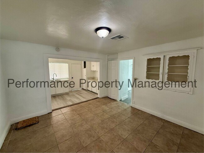 Building Photo - Cozy 3 Bed/2 Bath E Bakersfield Home w/ Solar, RBP & $0 Deposit Option