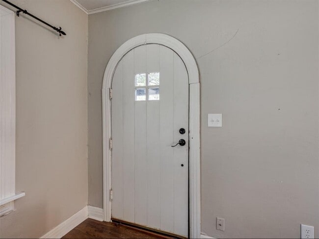 Building Photo - 4507 N Donald Ave