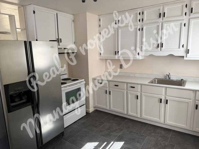 Building Photo - 2 Bed / 1 Bath + Office | Fenced Yard | 2-Car Garage | Quiet Street